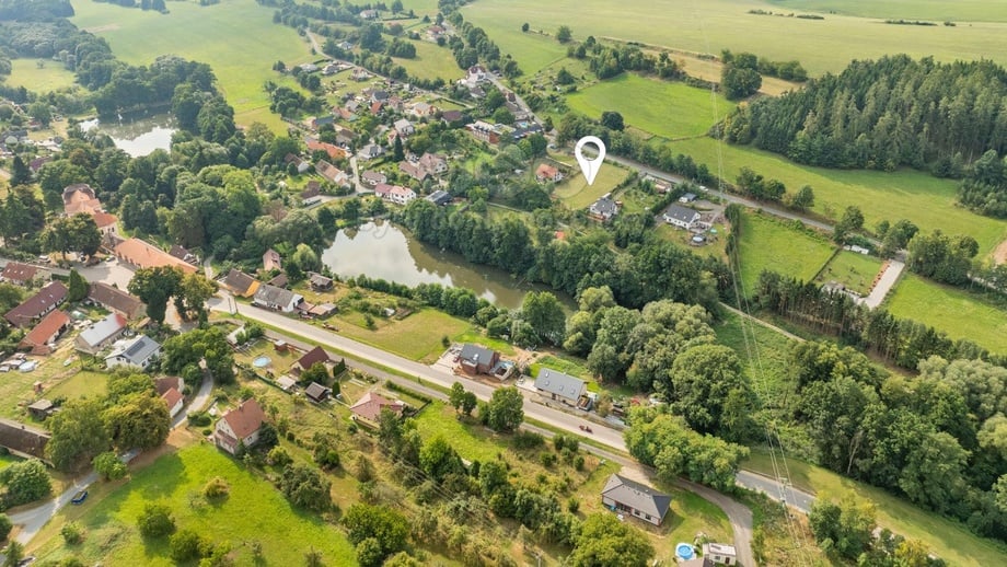 Prodej stavebního pozemku 1 932 m², Ostředek