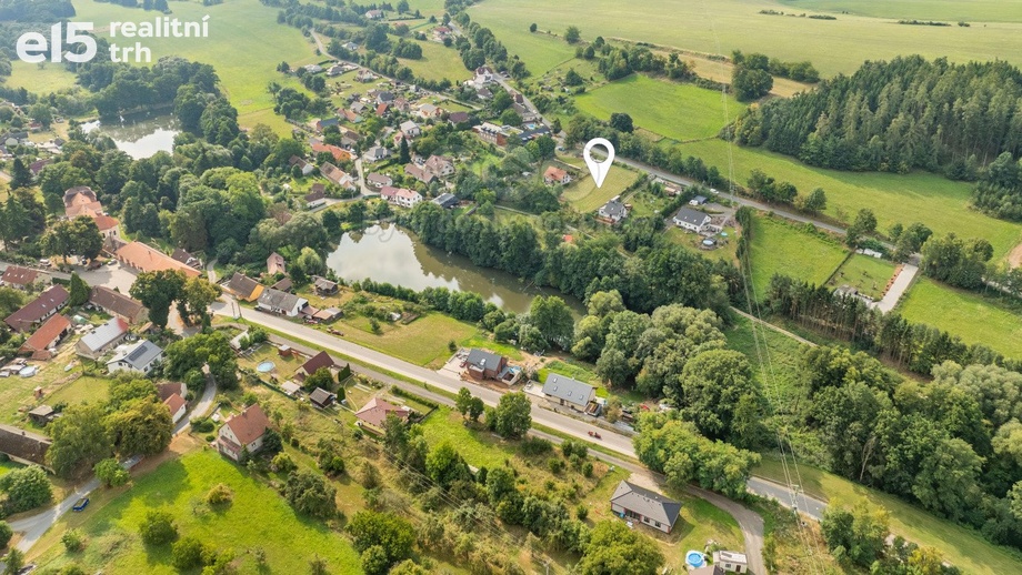 Prodej stavebního pozemku 1 932 m², Ostředek