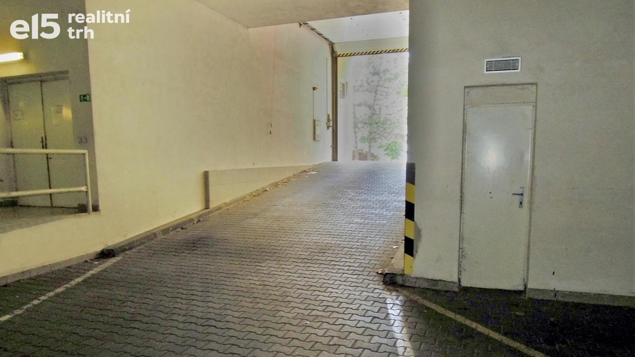 Prodej garážového stání 12 m², Královo Pole