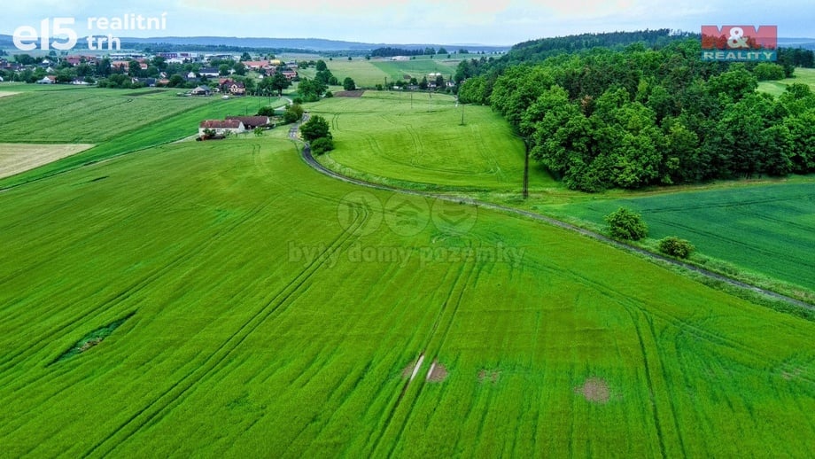Prodej pole 32 652 m², Dobev