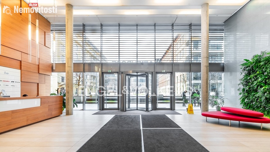 Pronájem kanceláře 330 m², Praha - Holešovice