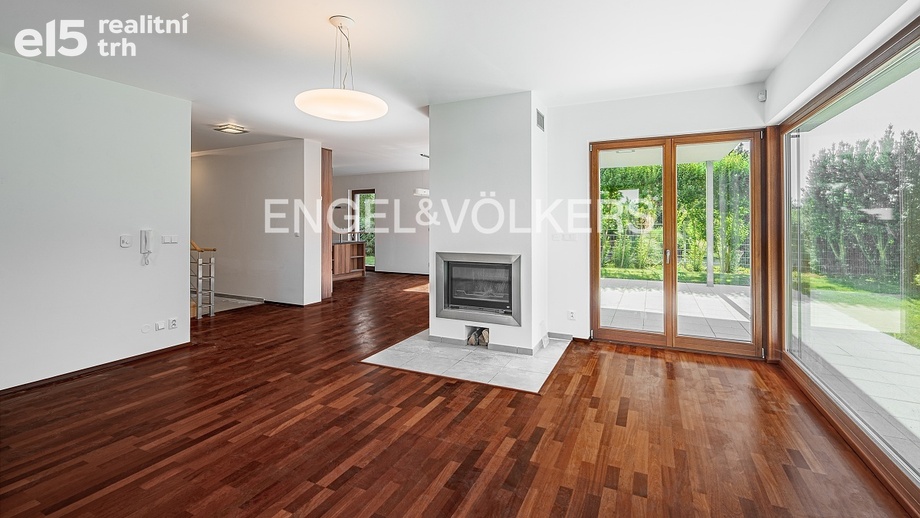 Pronájem rodinného domu 330 m², Praha