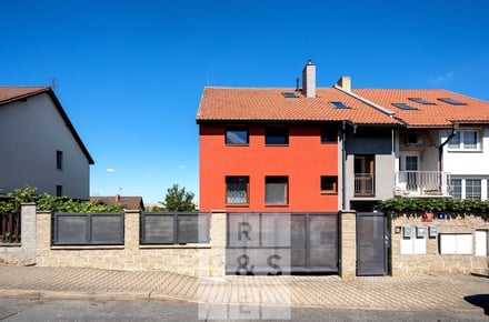 Prodej vícegeneračního domu 333 m², Praha - Štěrboholy