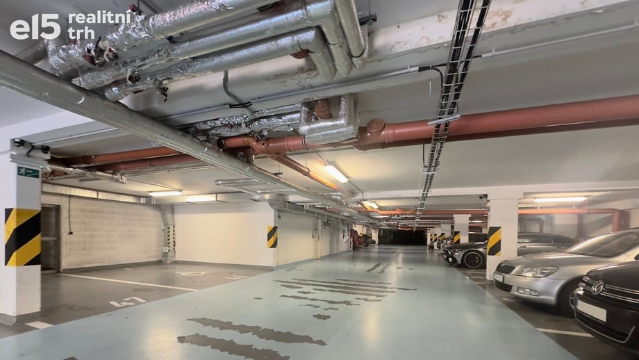 Pronájem garážového stání 16 m², Praha - Letňany