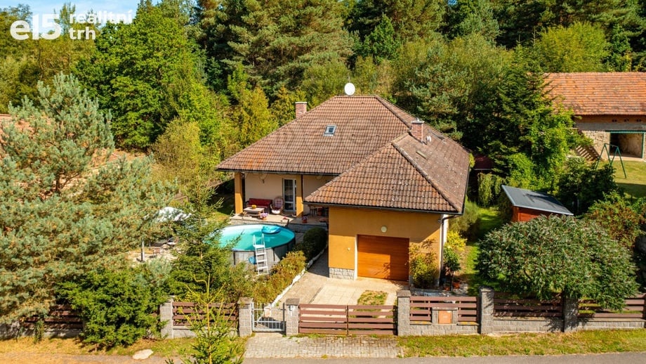 Prodej rodinného domu 285 m², Hajany