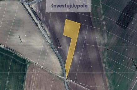 Prodej podílu 1/6 pole 1 581 m², Mochov