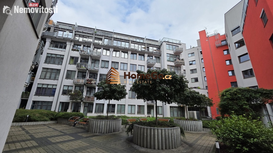 Prodej garážového stání 27 m², Praha - Nusle