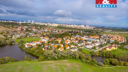 Prodej pole 2 421 m², Praha