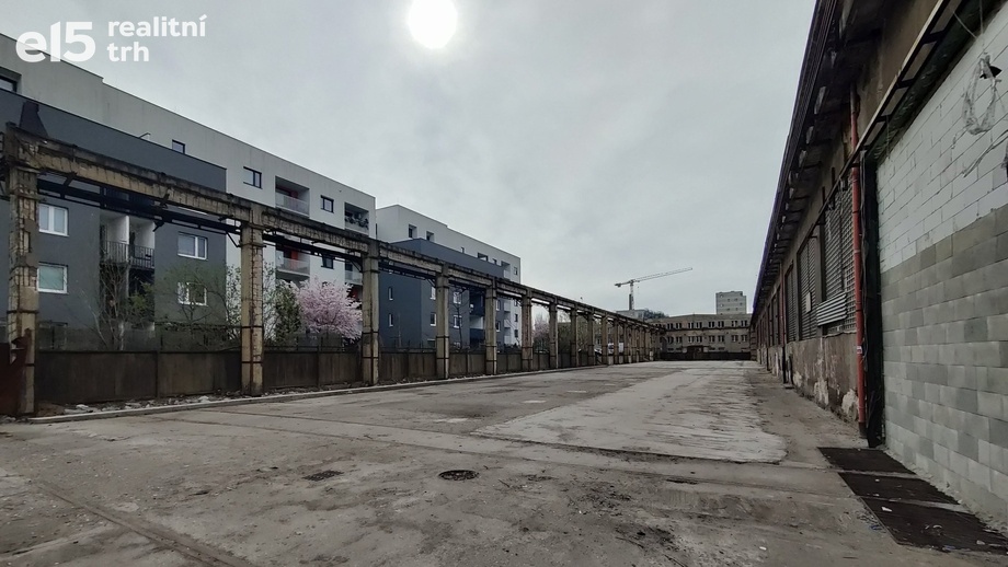 Pronájem specifického pozemku 1 000 m², Praha - Vysočany