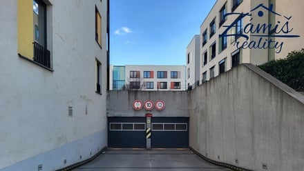 Pronájem garážového stání 28 m², Kladno