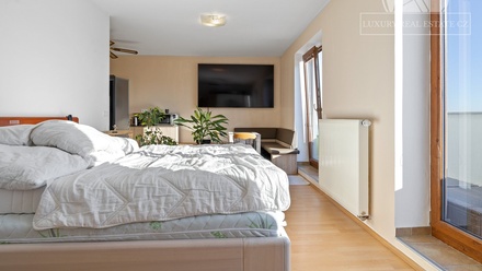 Prodej bytu 1+kk 44 m², Zbuzany