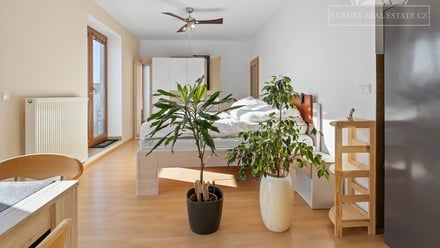 Prodej bytu 1+kk 44 m², Zbuzany