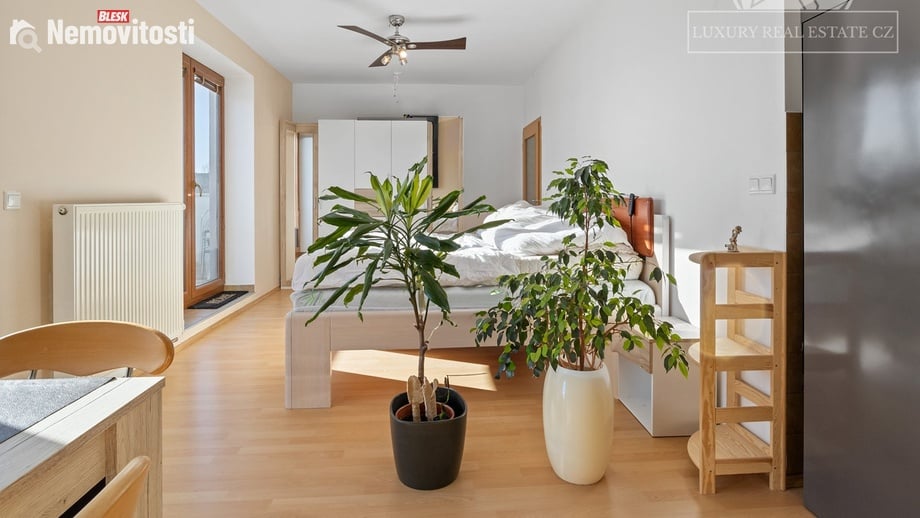 Prodej bytu 1+kk 44 m², Zbuzany