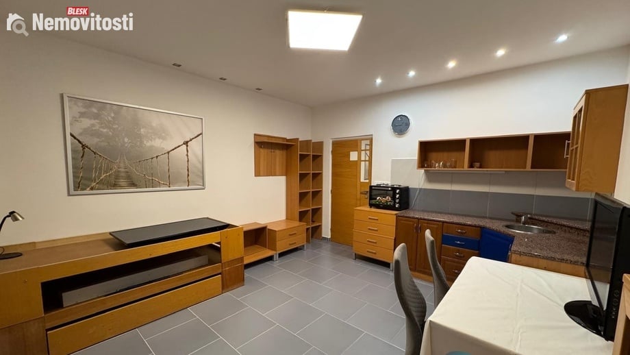 Pronájem bytu 1+kk 20 m², Zvěrotice