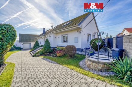 Prodej rodinného domu 225 m², Dolany