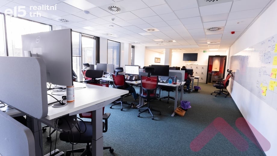 Pronájem kanceláře 289 m², Praha 8