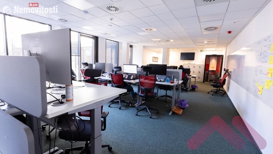 Pronájem kanceláře 289 m², Praha 8