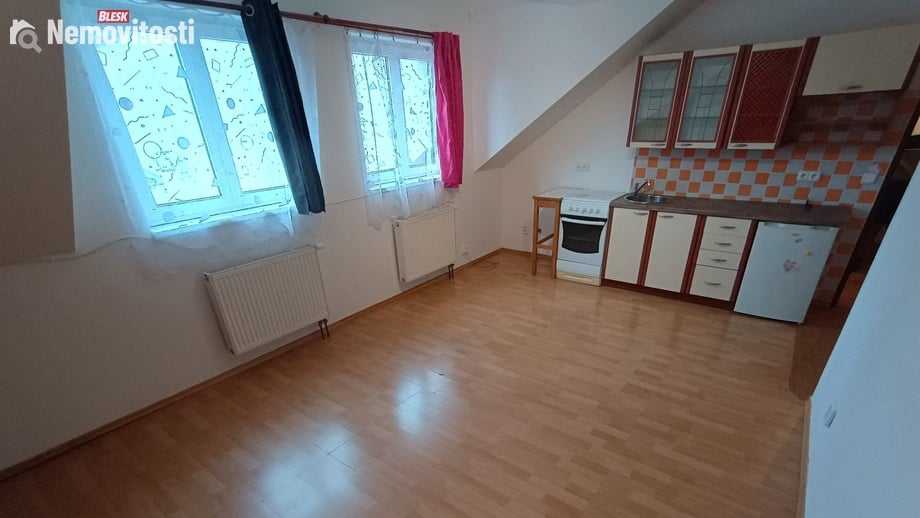 Pronájem bytu 1+kk 24 m², Chrást