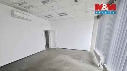 Pronájem kanceláře 100 m², Nupaky