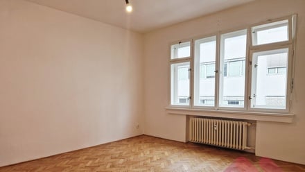 Pronájem bytu 1+1 37 m², Praha 3