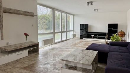 Pronájem rodinného domu 200 m², Česká