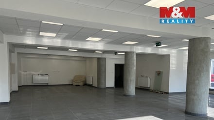Pronájem obchodního prostoru 210 m², Louny