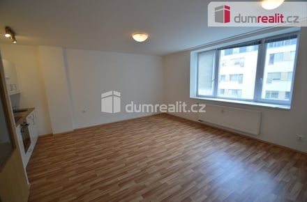 Pronájem bytu 1+kk 39 m², Praha 12