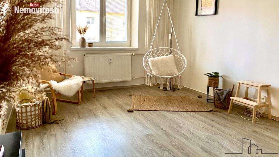 Pronájem bytu 2+kk 43 m², Příkazy