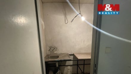 Pronájem skladu 84 m², Bašť