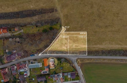 Prodej stavebního pozemku 3 321 m², Vonoklasy