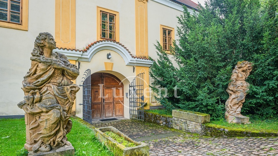 Prodej historické objekty, 2 500 m² - Třebotov