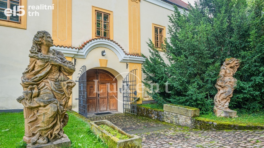 Prodej historické objekty, 2 500 m² - Třebotov