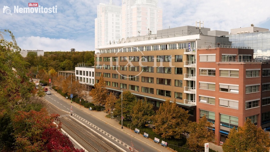 Pronájem kanceláře 244 m², Praha 10