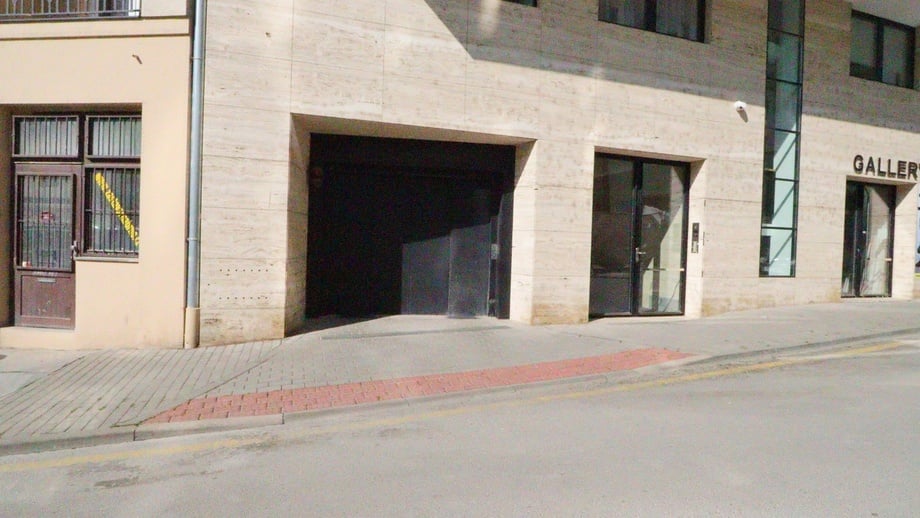 Pronájem garážové stání, 13 m² - Brno