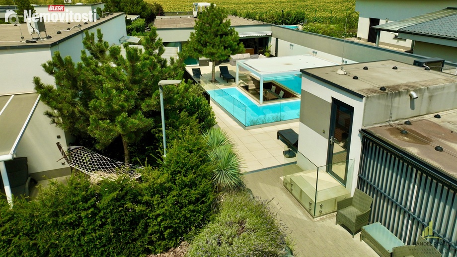 Prodej vily 365 m², Ladná