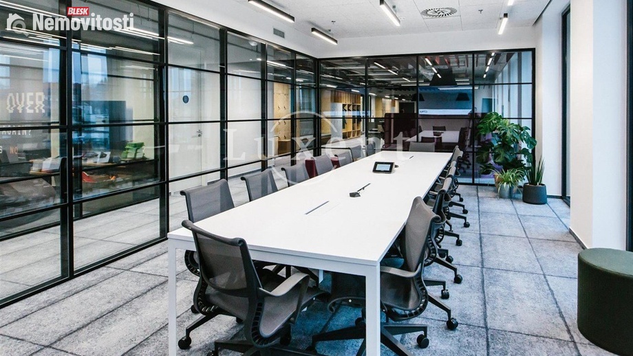 Pronájem kanceláře 297 m², Praha 8