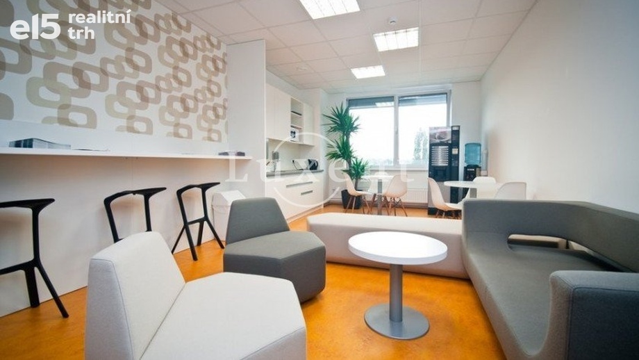 Pronájem kanceláře 570 m², Praha 10