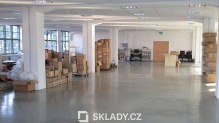 Pronájem skladu 365 m², Zlín