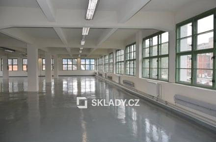 Pronájem skladu 365 m², Zlín