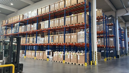 Pronájem skladu 4 000 m², Zákupy