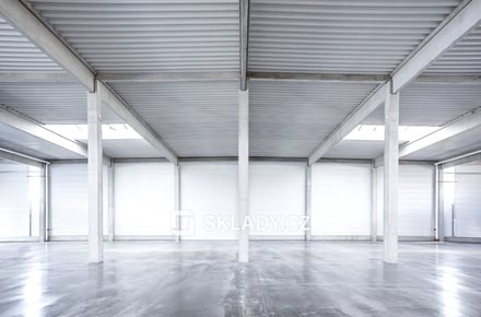 Pronájem skladu 7 000 m², Zákupy