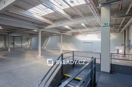 Pronájem skladu 8 712 m², Most