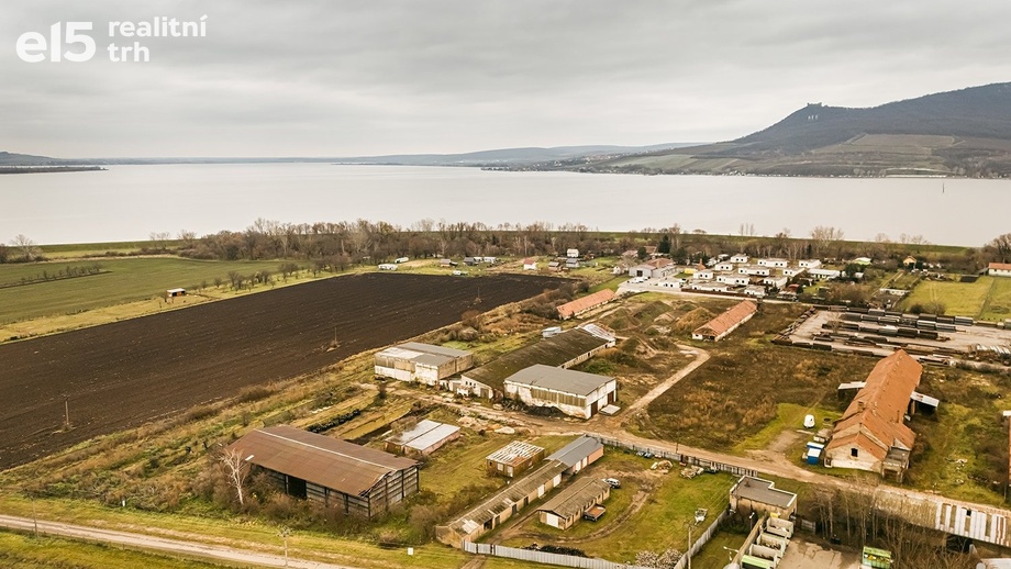 Prodej komerčního pozemku 9 422 m², Strachotín