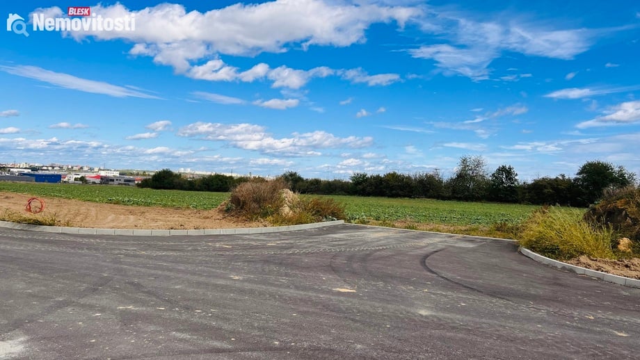Prodej komerčního pozemku 9 605 m², Vestec