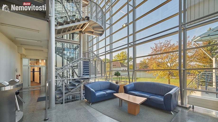 Pronájem kanceláře 628 m², Praha - Strašnice