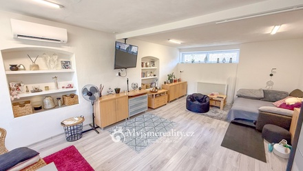 Prodej rodinného domu 287 m², Hluboké Mašůvky