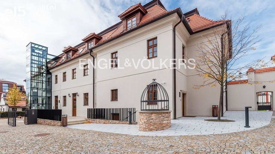 Pronájem kanceláře 303 m², Praha - Troja