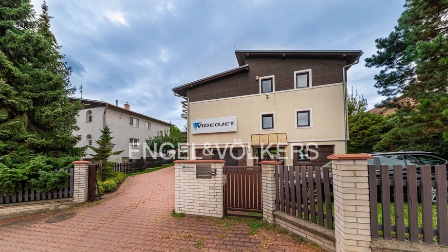 Pronájem kanceláře, 821 m² - Praha - Březiněves