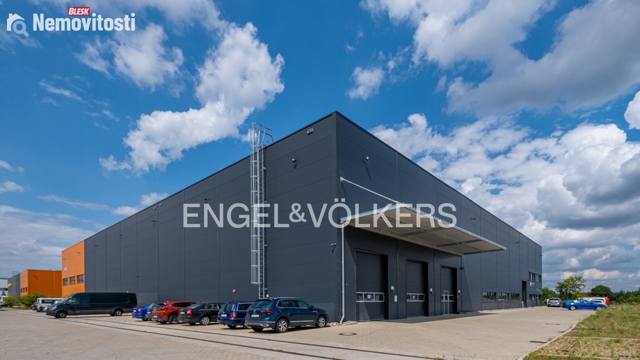 Pronájem skladu 4 300 m², Zápy