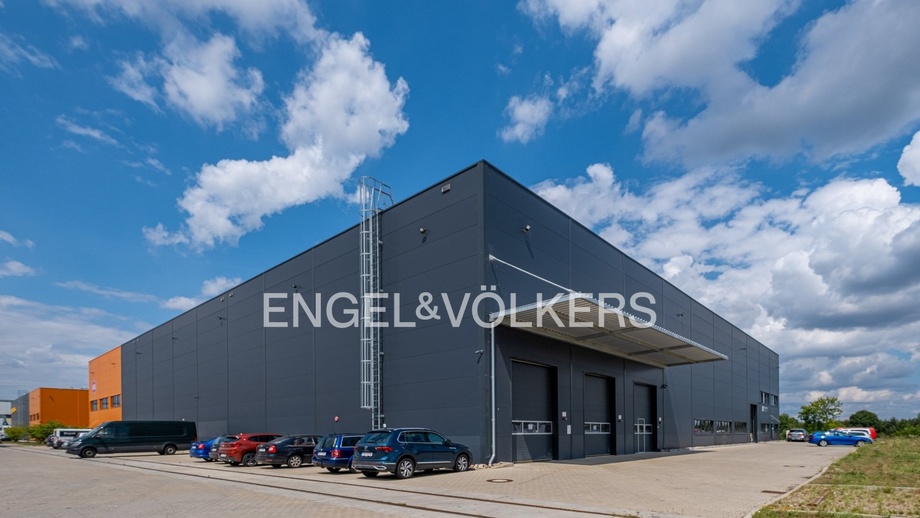 Pronájem skladu 2 600 m², Zápy